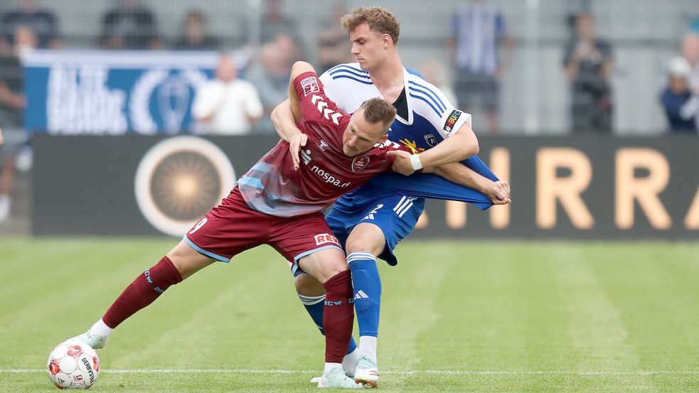 Auf Kickers-Innenverteidiger Felix Göttlicher (rechts) kommt in Flensburg viel Arbeit zu. Hier ist eine Szene aus dem Hinspiel gegen Moritz Göttel. Archivfoto: Doden/Emden