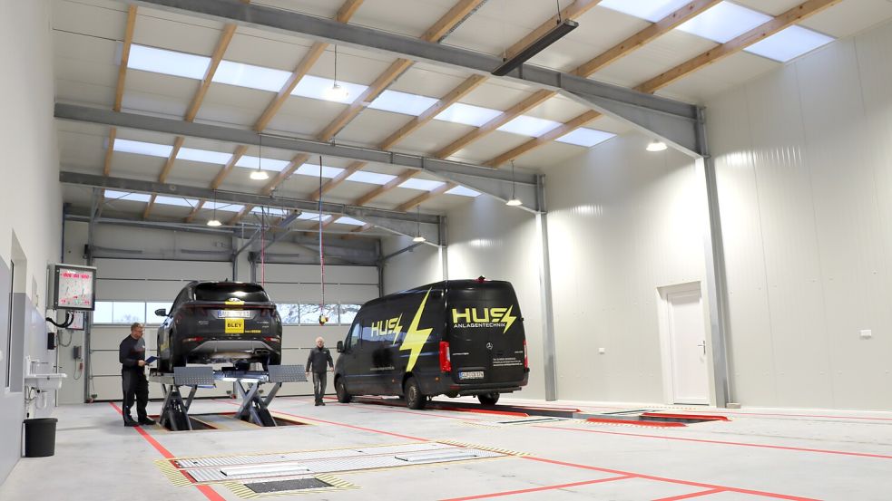 Die neue Halle bietet mit zwei Prüfstraßen viel Platz für Großfahrzeuge.