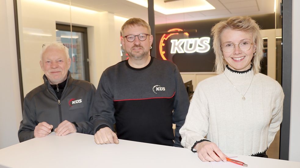 Begrüßen ihre Kunden im neuen Prüfzentrum: die Prüfingenieure (von links) Thomas Ahrens und Gerwin Weerts sowie Laura Bruns am Empfang.