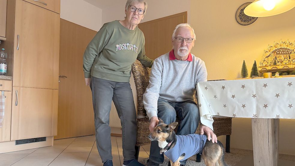 Brigitte und Aloysius Schlitt mit ihrer Mischlingshündin Chica, die nach ihrer Operation einen Body zum Schutz trägt. Foto: Henrik Zein