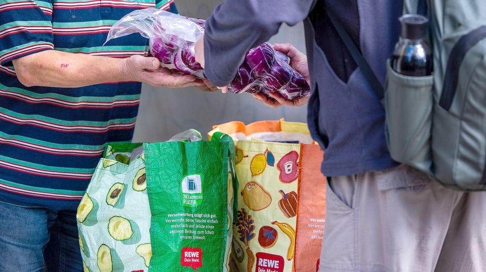 Aktuell suchen nach Angaben der Organisation etwa 1,5 Millionen Menschen regelmäßig die Tafeln auf. (Archivbild) Foto: Jens Büttner