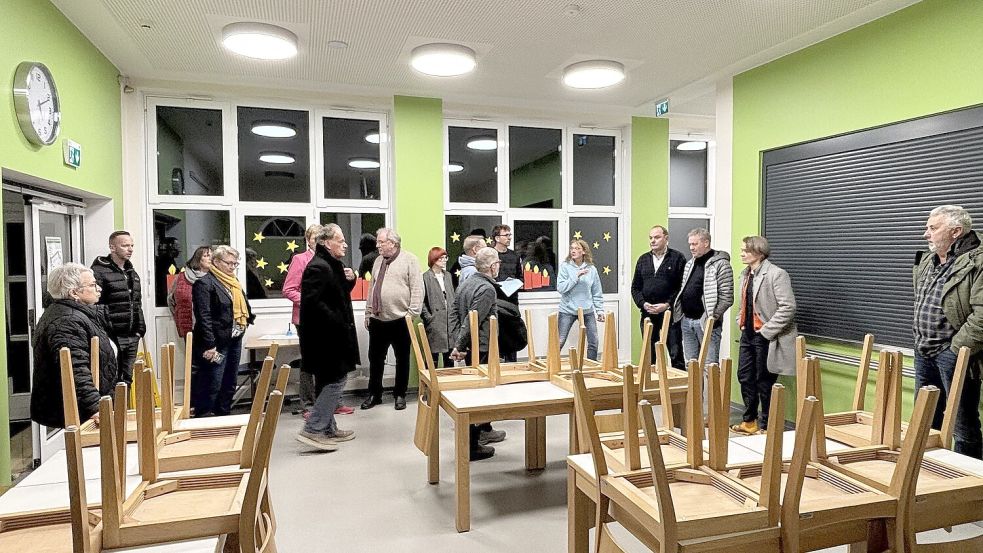 In der Mensa findet Förderunterricht statt, obwohl an den Fenstern der Durchgang zur Turnhalle und den sanitären Anlagen verläuft. Foto: Karin Böhmer