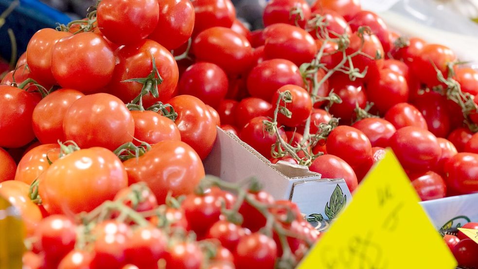 Verbraucher spüren beim Einkauf die gestiegenen Lebensmittelpreise. Foto: Boris Roessler