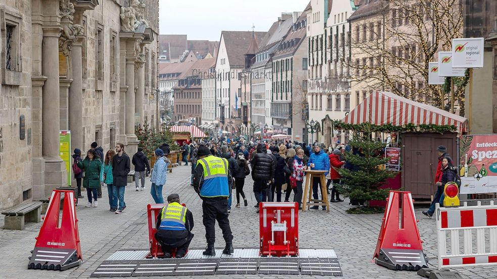 Straßensperren zur Terror-Abwehr sind längst Standard auf Weihnachtsmärkten. Foto: IMAGO/Ardan Fuessmann