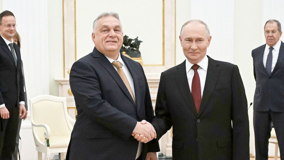 Kremlchef Wladimir Putin (r) und der ungarische Ministerpräsident Viktor Orban sprechen im Kreml über einen möglichen Gipfel in Budapest mit US-Präsident Donald Trump. Foto: Alexander Nemenov/Pool AFP via A
