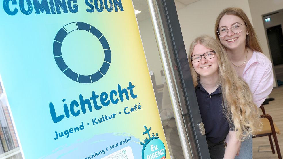 Hanna Kruse (links) von der Evangelischen Jugend Aurich und Projektleiterin Nicole Friesen öffnen schon mal die Tür für einen ersten Besuch im geplanten Café. Foto: Romuald Banik