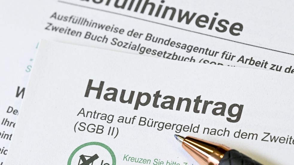 Die Arbeitsloseninitiative Aurich hilft Bürgergeld-Empfängern auch bei Anträgen.Foto: DPA