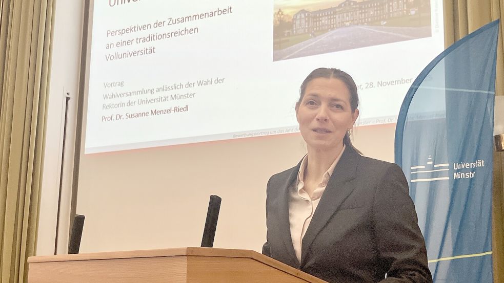Susanne Menzel-Riedl in ihrer Vorstellungsrede auf der Hochschulwahlversammlung der Uni Münster. Foto: Sebastian Stricker
