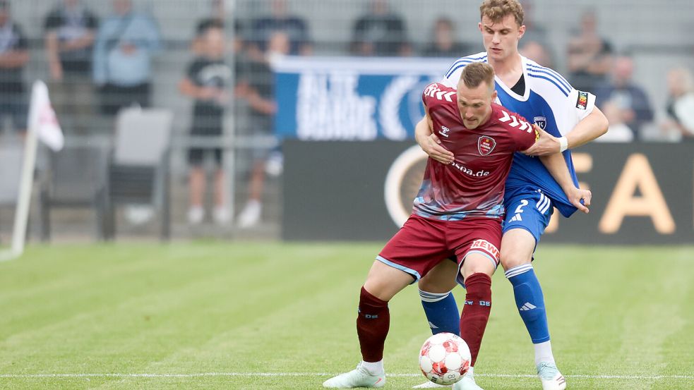 Umkämpftes Duell: Kickers Emden (Felix Göttlicher) gewann das Hinspiel gegen Weiche Flensburg (Moritz Göttel) mit 3:2. Foto: Jens Doden/Emden