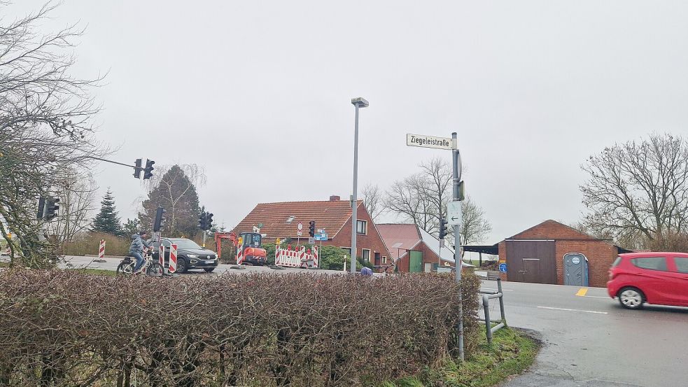 Wer von der Ziegeleistraße in Richtung Leer auf die Emsstraße abbiegen will, braucht derzeit Geduld. Foto: Tatjana Gettkowski