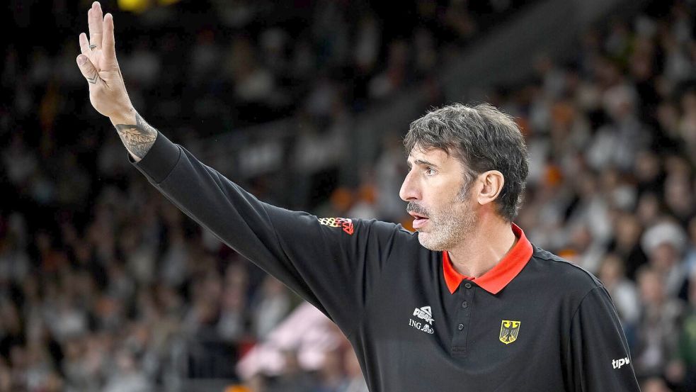 Alex Mumbru dirigiert wieder das Nationalteam. Foto: Harry Langer