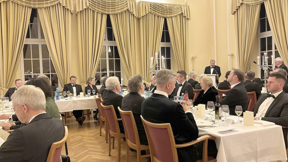 Blick in den Festsaal. 170 Gäste nahmen im Klub zum guten Endzweck Platz. Rechts im Hintergrund: der neue Vorsitzende bei seiner Rede.