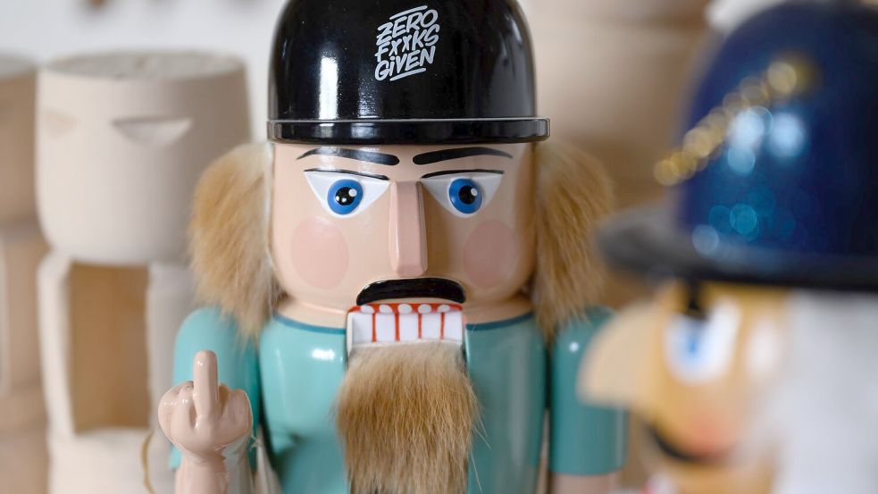 Echt erzgebirgischer Nussknacker vs. Importmodell. Das Kunsthandwerk im Erzgebirge setzt sich gegen Kopien aus dem Ausland zur Wehr. Auch vor Gericht. Foto: Hendrik Schmidt