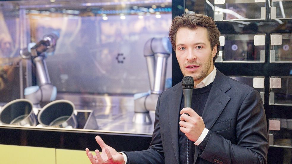 Circus-Gründer Bullwinkel spricht bei der Vorstellung des Kochroboters CA-1 in einem Rewe-Markt. (Archivbild) Foto: Henning Kaiser