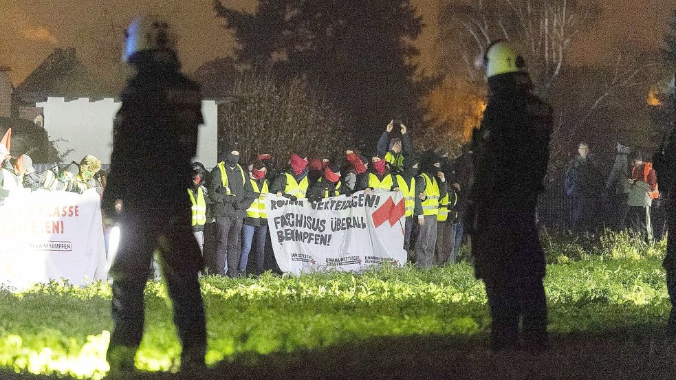 Im Tagesverlauf wollen rund 50.000 Menschen gegen die AfD auf die Straße gehen. Foto: Lando Hass/dpa