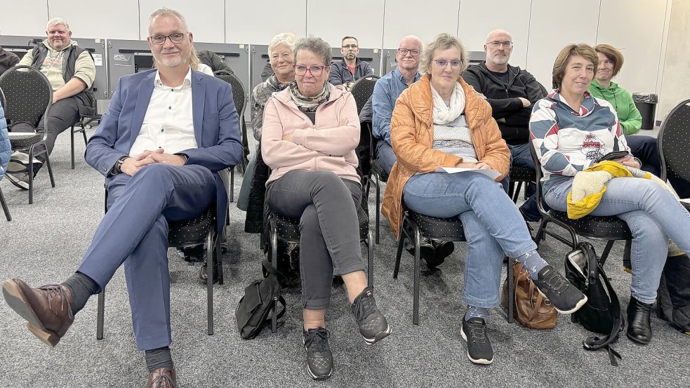 Als sich die Gemeinderatsmitglieder mit der Dienstaufsichtsbeschwerde gegen Günter Harders (vorne, links) befassten, nahm der Bürgermeister auf den Zuschauerrängen Platz. Foto: Henrik Zein