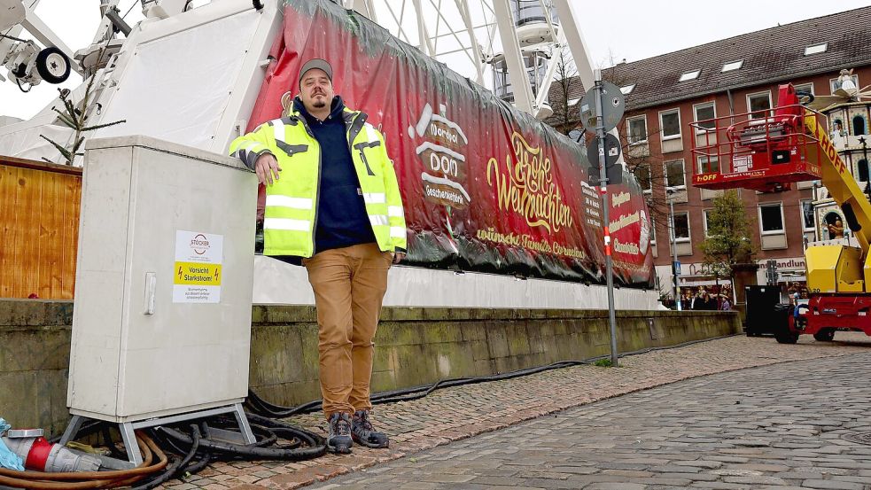 Kein Licht, kein Strom? Philipp Mikus kommt schon. Er betreut als Veranstaltungsleiter den Weihnachtsmarkt in Osnabrück. Foto: Thomas Wübker