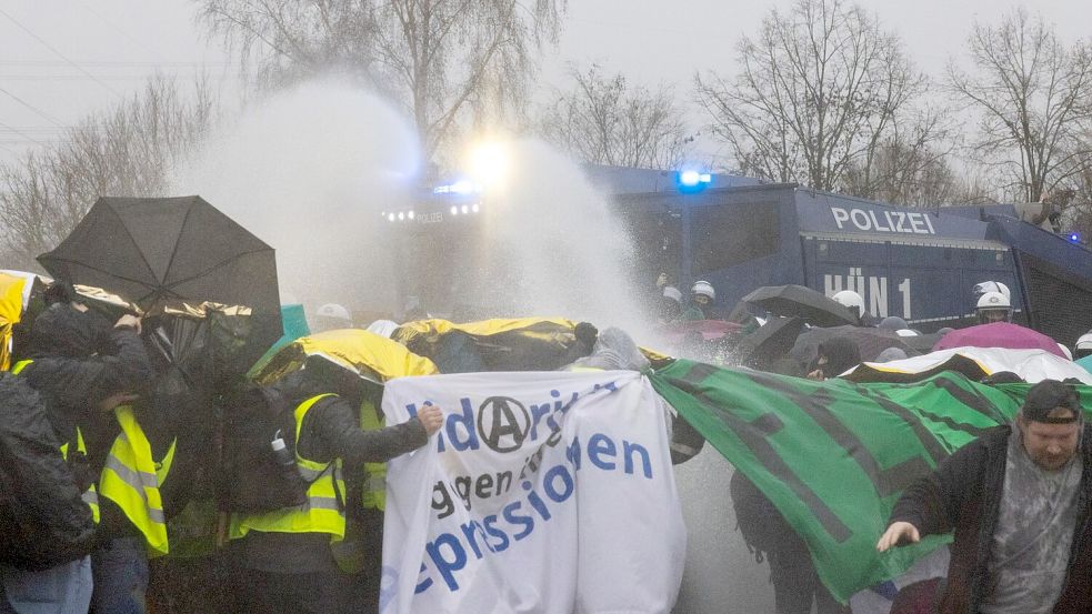 Die Polizei setzt gegen Blockaden in Gießen bei den Protesten gegen die neue AfD-Jugendorganisation auch Wasserwerfer ein. Foto: Lando Hass/dpa