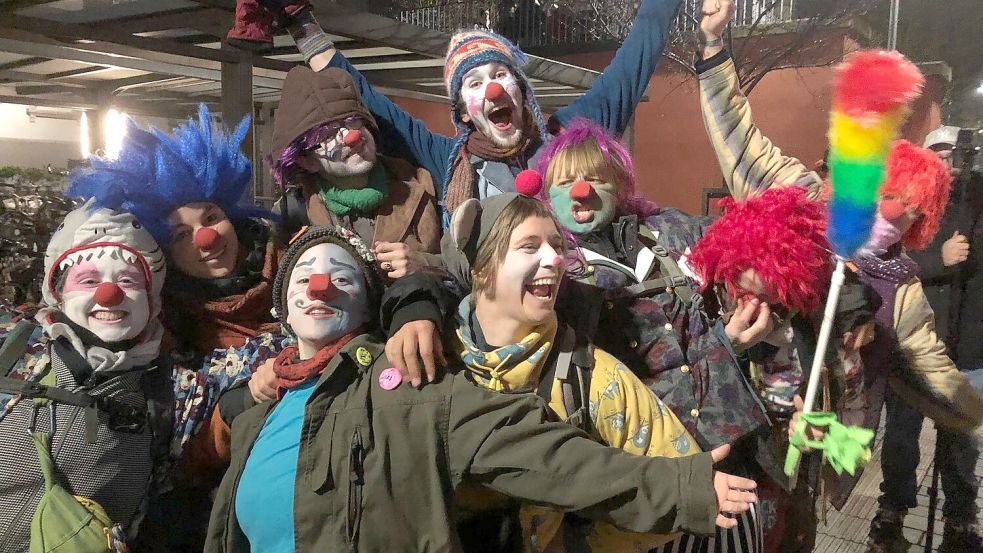 Auch am Bahnhof versammelten sich Protestierende. Foto: Christine Schultze/dpa