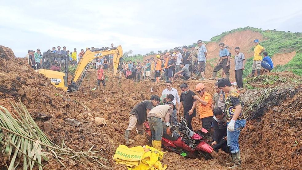 Rettungskräfte in Nordsumatra suchen nach Opfern. Foto: Uncredited/BASARNAS/AP/dpa