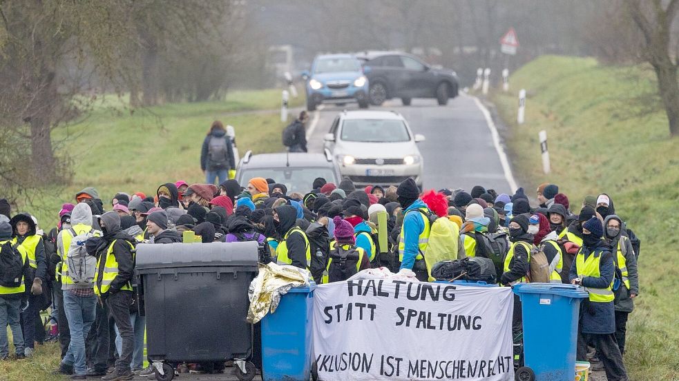 Wegen Straßenblockaden kamen viele AfDler nicht zur Gründungsversammlung der neuen Jugendorganisation durch, auch die Parteichefs kamen eine Stunde zu spät. Foto: Lando Hass/dpa