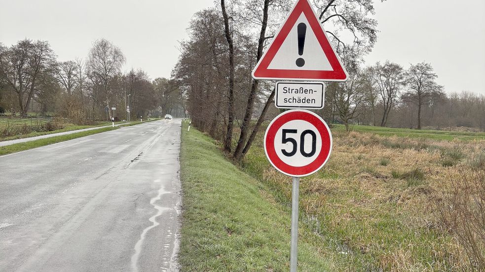 Ein Straßenschild mit der Aufschrift „Straßenschäden Tempo 50“ steht an der Langholter Straße. Foto: Horst Kruse
