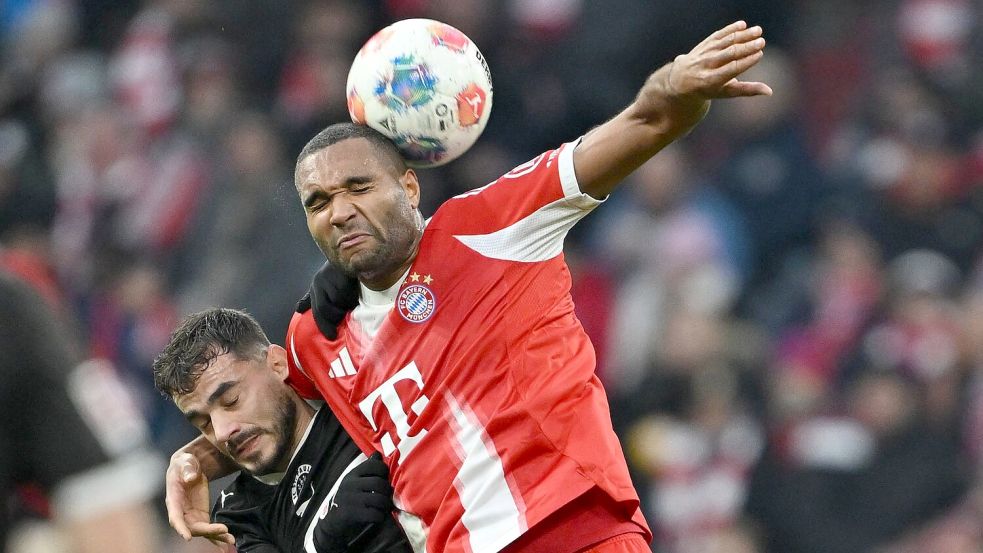 Harte Arbeit für die Bayern, hier Jonathan Tah (r) gegen Pauli-Angreifer Daniel Sinani. Foto: Sven Hoppe