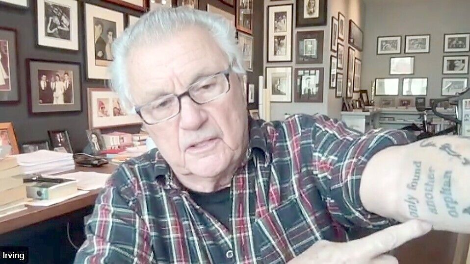 „Only found another orphan“: John Irving hat sich den Schluss von „Moby Dick“ auf die Arme tätowiert. Foto: Daniel Benedict