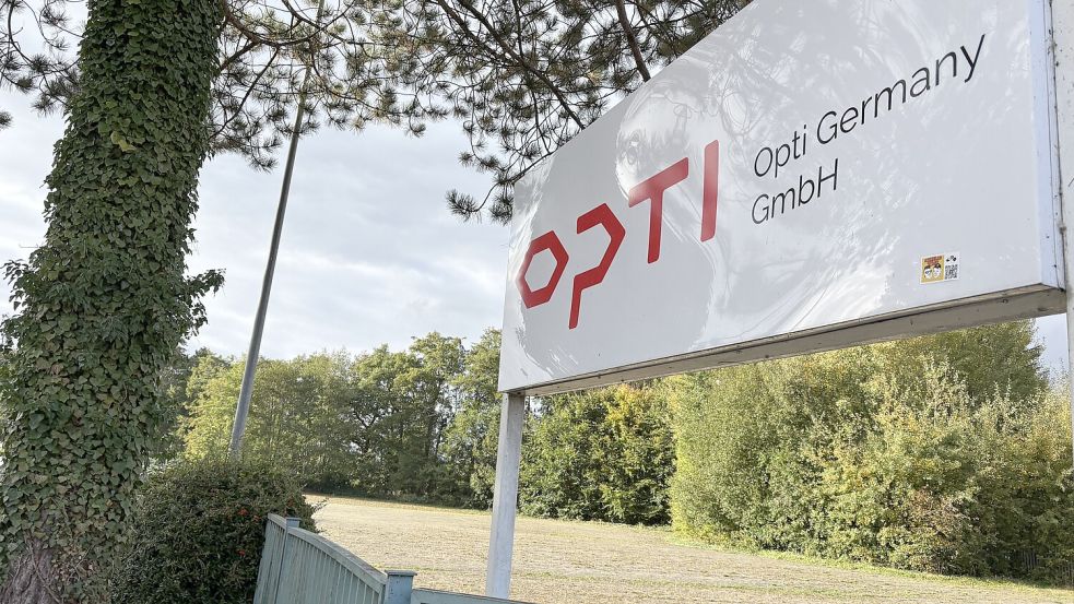 Der neue Name lautet „Yourzip Germany GmbH“. Der Name Opti wird aber weiter auf den Produkten und auf dem Firmenschild am Werkstor in Rhauderfehn stehen. Foto: Marion Janßen/Archiv