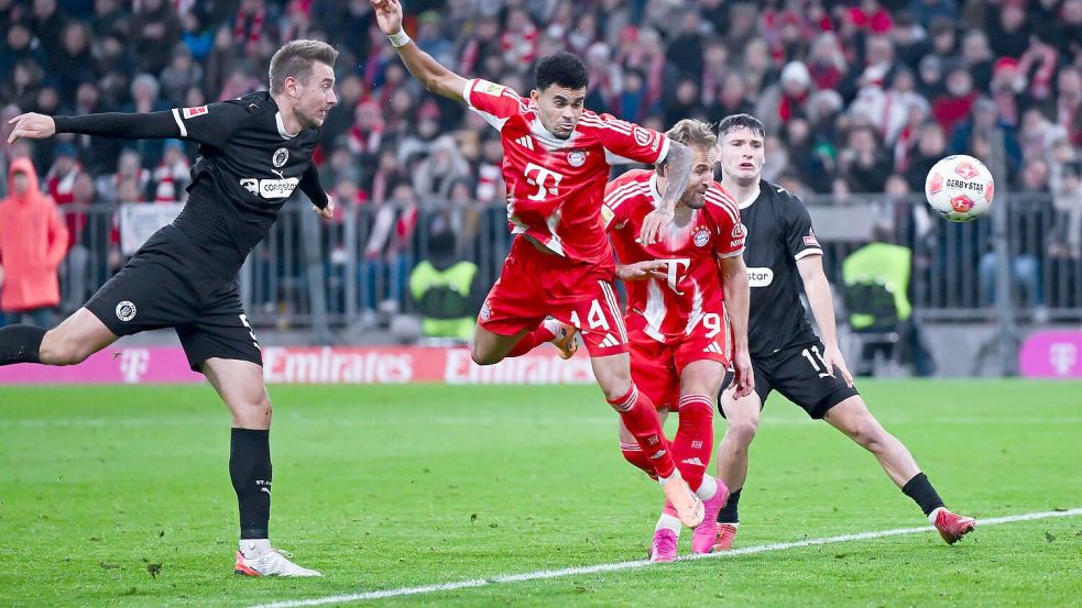 Luis Díaz (2.v.l.) trifft zum 2:1. Foto: Sven Hoppe