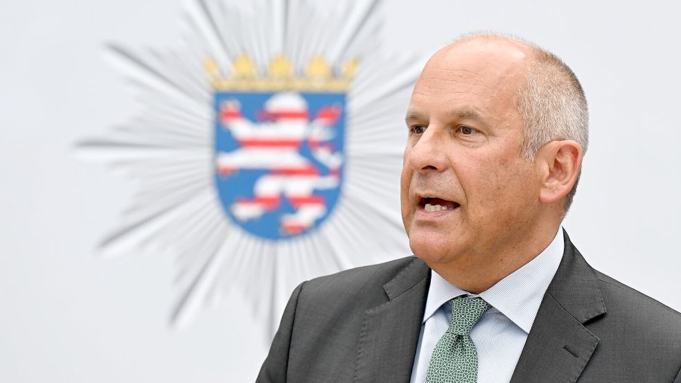 „Es ist der Polizei zu verdanken, dass es nicht zu weiteren Eskalationen gekommen ist“, sagt Poseck. Foto: Arne Dedert