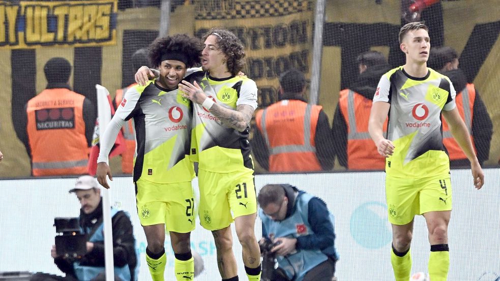 Karim Adeyemi (l) traf in Leverkusen erneut. Foto: Federico Gambarini