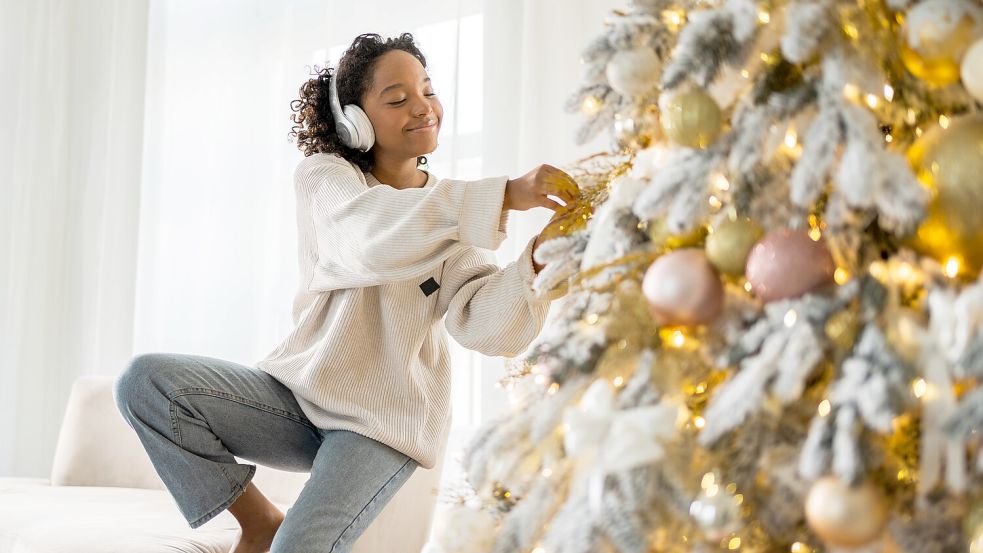 Mit dem passenden Soundtrack schmückt sich der Weihnachtsbaum gleich viel besser. Foto: IMAGO/Zoonar.com/Iuliia Zavalishina