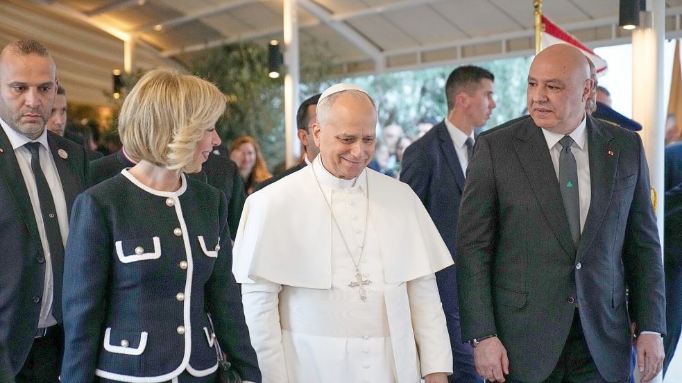 Bei seinem Besuch im Libanon traf Papst Leo XIV. den Präsidenten des krisengeschüttelten Landes, Joseph Aoun (r.). Foto: Hussein Malla/AP/dpa