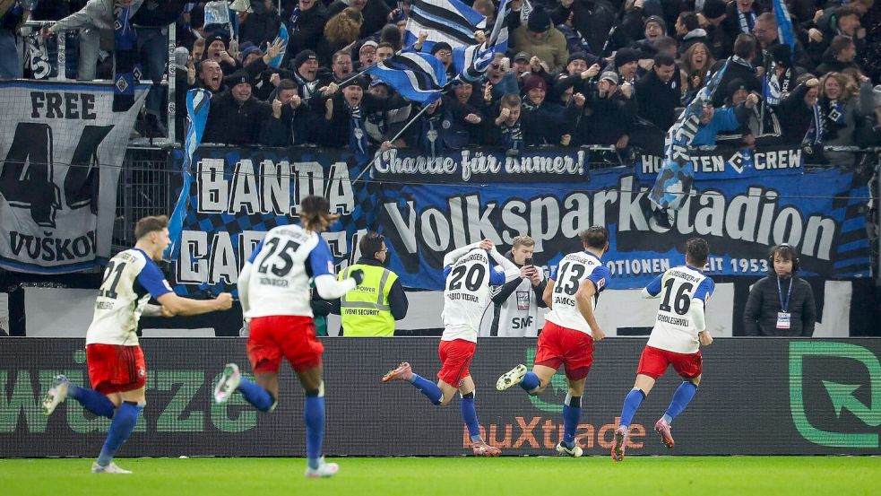 Fabio Vieira (Rückennummer 20) traf in der Nachspielzeit zum umjubelten Siegtreffer. Foto: Christian Charisius