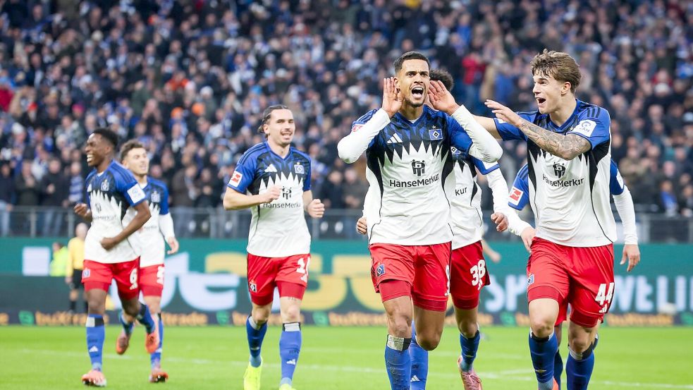HSV-Profi Robert Glatzel (M) erzielte das 1:0 gegen Stuttgart. Foto: Christian Charisius
