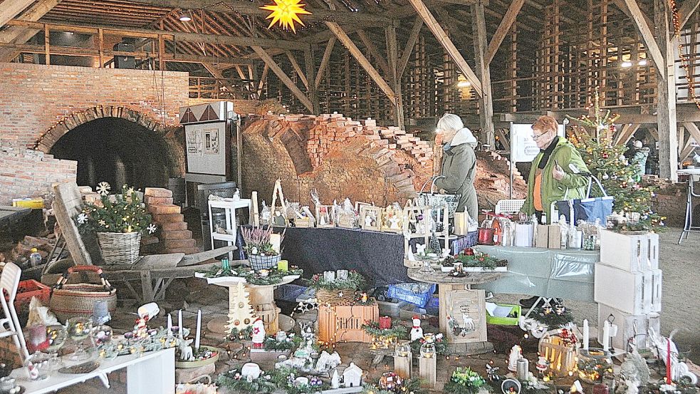 Kunsthandwerk, Kulinarisches, Feuertonnen und Führungen durch die Ziegelei erwarten die Besucher am Sonntag beim Weihnachtszauber im Ziegeleimuseum in Midlum. Foto: Bodo Wolters