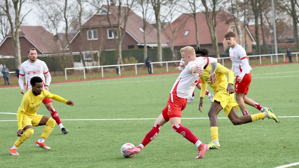 Der SV Großefehn tat sich gegen Germania Leer sehr schwer, am Ende reichte es zu einem knappen 3:2-Sieg. Foto: Vortanz