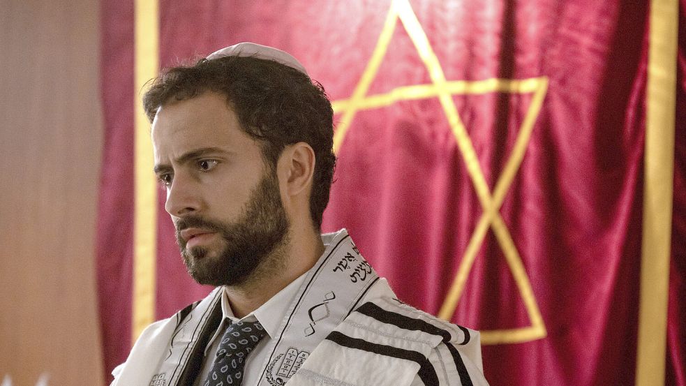 Garry Fischmann spielt im ARD-Mittwochskrimi einen Rabbiner, der mit einem arabischstämmigen Kommissar einen Mord aufklärt. Foto: ARD Degeto Film/UFA Fiction/Britta Krehl