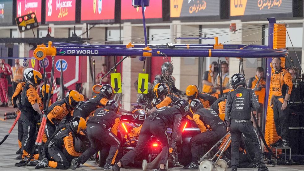 Die Lampen brennen in bisschen bei McLaren. Foto: Altaf Qadri/AP POOL/AP/dpa