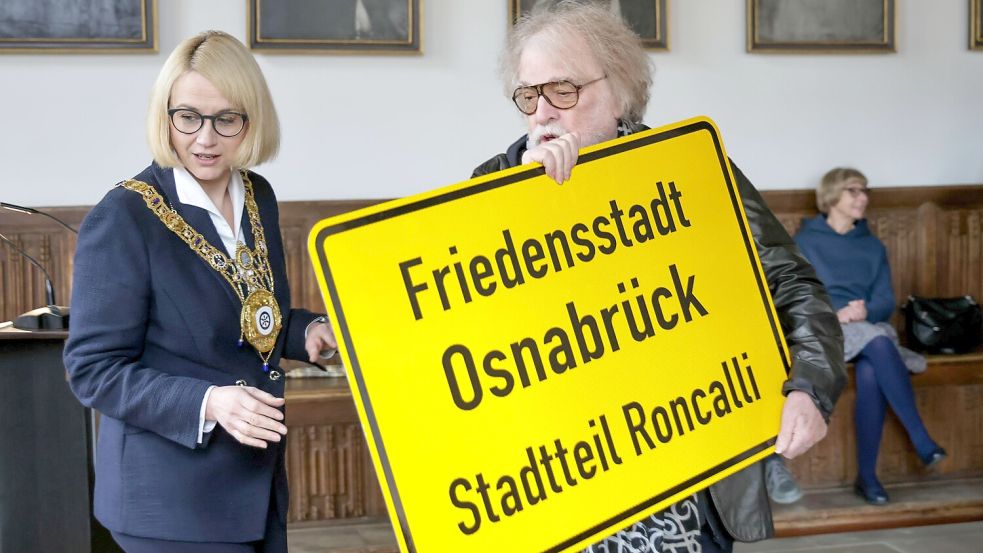 Ein Ortsschild für den Osnabrücker „Stadtteil Roncalli“ schenkte Oberbürgermeisterin Katharina Pötter (CDU) dem Zirkusdirektor Bernhard Paul am Dienstag beim Empfang im Rathaus. Anlass ist das zehnte Weihnachtscircus-Jubiläum in diesem Jahr. Foto: Jörn Martens
