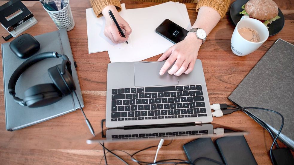 Manche Arbeitnehmer setzen Künstliche Intelligenz zur Unterstützung ein. (Symbolbild) Foto: Fabian Strauch