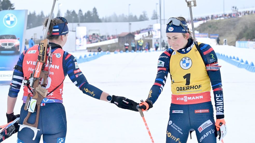 Eiszeit: Julia Simon und Justine Braisaz-Bouchet (r) beschränken ihren Kontakt auf ein Minimum. (Archivbild) Foto: Martin Schutt
