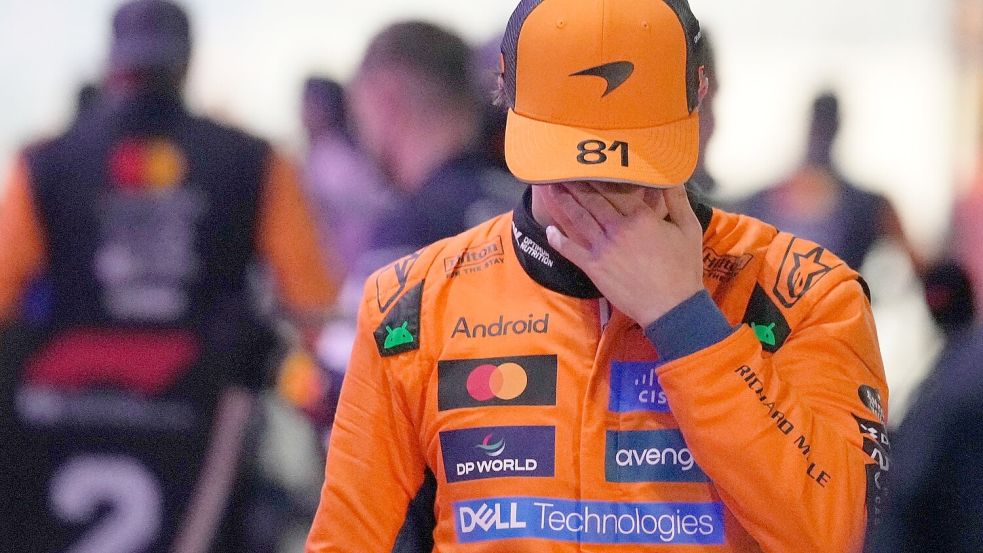 Sinnbildlich für McLaren nach dem Rennen in Katar: Ein sprachloser Oscar Piastri. Foto: Darko Bandic/AP/dpa
