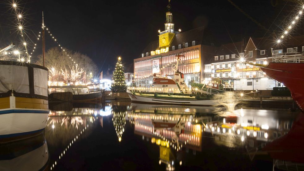 Der Emder Delft ist weihnachtlich beleuchtet. Foto: Jens Doden