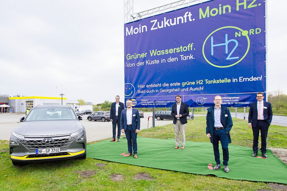 Die Score-Tankstelle an der Frisiastraße in Emden soll die erste Wasserstoff-Tankstelle in Ostfriesland werden. Am Freitag stellten (von rechts) Claas Mauritz Brons (H2-Nord), Emdens Oberbürgermeister Tim Kruithoff, Score-Geschäftsführer Thomas Ehrlich, Jens Rötteken (Terravent) und André Steinau (GP Joule) ihre Pläne zum Aufbau einer regionalen Wasserstoffwirtschaft vor. Foto: Jens Doden
