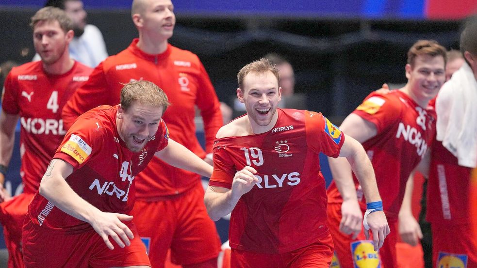 Die Dänen Simon Pytlick (l) und Mathias Gidsel (r) spielen bald auch wieder im Club zusammen. (Archivbild) Foto: Soeren Stache