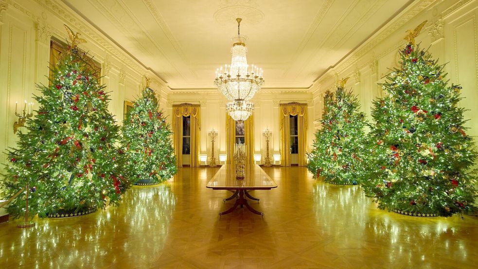 Die First Lady der USA, Melania Trump, hat das Weiße Haus weihnachtlich geschmückt. Foto: Evan Vucci/AP/dpa