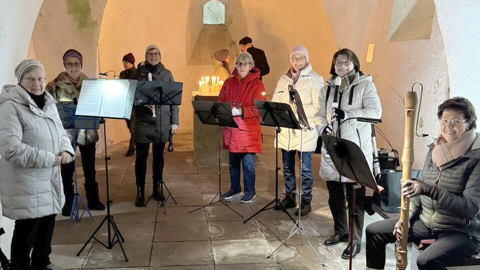 Am Ewigkeitssonntag musizierten der Blockflötenchor der Friedenskirche Loga und der Kantoreichor in der Krypta. Foto: privat