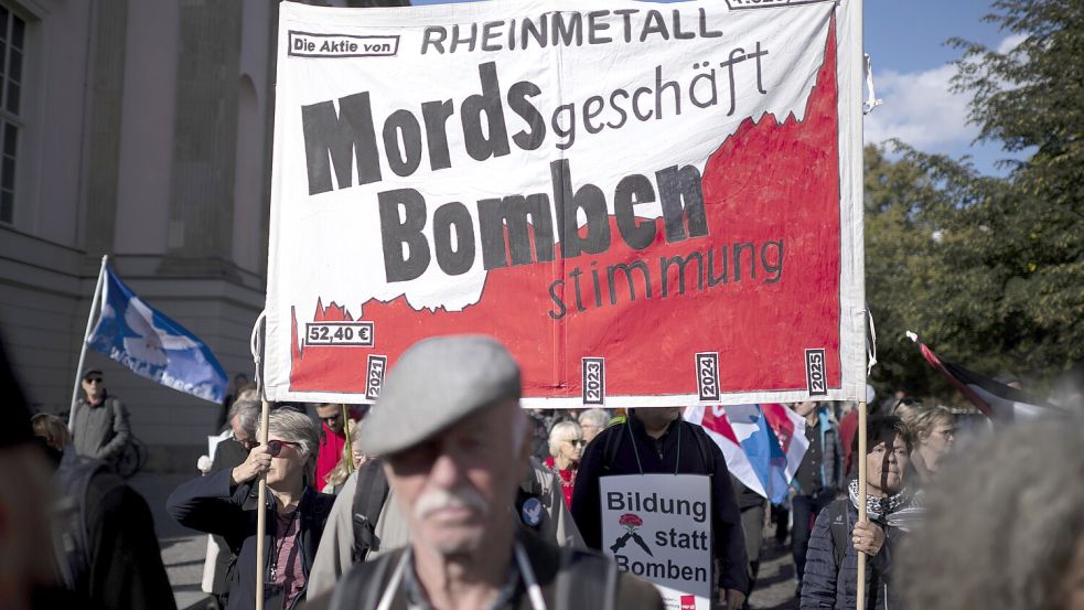Protest gegen Rüstung: Im Herbst zogen Kritiker der aktuellen Rüstungspolitik durch Berlin. Foto: dpa/IPON/Stefan Boness